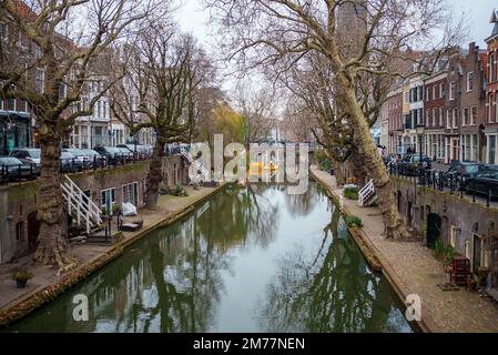 Centre-ville antique d'Utrecht, pays-Bas - vue sur le canal avec cafés, restaurants et magasins en hiver ou en automne Banque D'Images