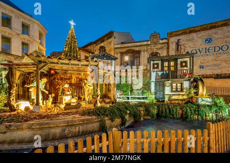 Vue nocturne de la scène de la Nativité extérieure, Oviedo, Asturies, Espagne Banque D'Images