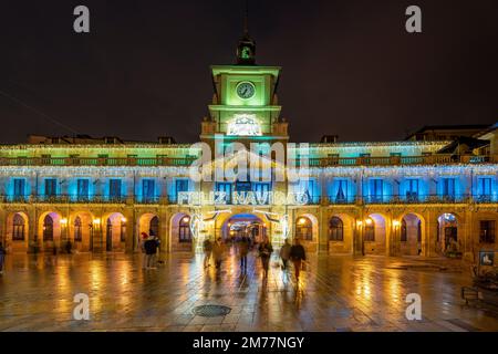 Hôtel de ville orné de lumières de Noël, Oviedo, Asturies, Espagne Banque D'Images