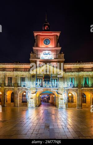 Hôtel de ville orné de lumières de Noël, Oviedo, Asturies, Espagne Banque D'Images