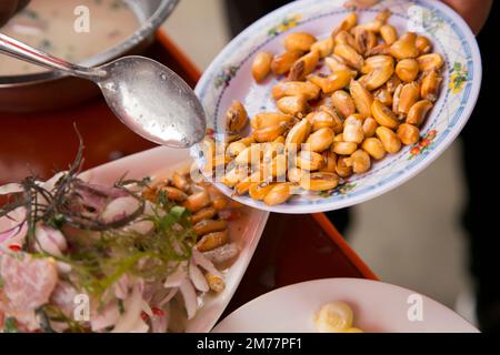 Préparer un délicieux ceviche péruvien de basse mer dans le port de pêche de Chorríos à Lima. Banque D'Images