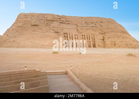 Les deux temples massifs d'Abou Simbel sont situés sur la rive ouest de LakeNasser, à environ 230 km au sud Banque D'Images