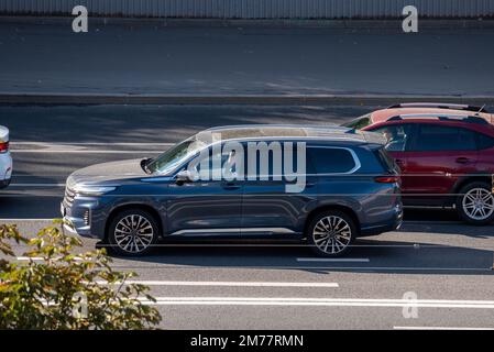 Moscou, Russie - 27 septembre 2022: Le chinois croisé Exeed VX se déplace sur la route dans la ville (Chery M36T) Banque D'Images