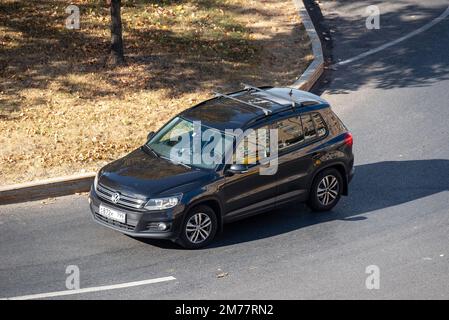 Moscou, Russie - 27 septembre 2022: Black German Crossover Volkswagen Tiguan Facelift (2012) conduit sur la route dans la ville (Škoda Kodiaq Skoda) Banque D'Images