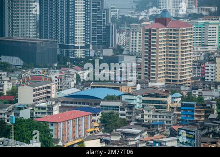 La vue de la ville de si Racha dans la province de Chonburi en Thaïlande, Siracha, novembre 2022 Banque D'Images