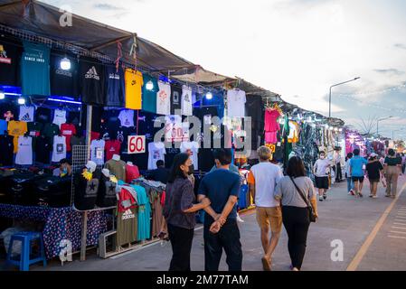 La Nightmarket au pont de l'île de Koh Loi dans la ville de si Racha dans la province de Chonburi en Thaïlande, Siracha, novembre 2022 Banque D'Images