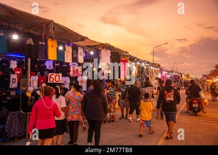 La Nightmarket au pont de l'île de Koh Loi dans la ville de si Racha dans la province de Chonburi en Thaïlande, Siracha, novembre 2022 Banque D'Images