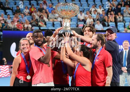 Sydney, Australie. 08th janvier 2023. Les champions de l'équipe des États-Unis posent avec leur trophée lors de la coupe de l'United Cup Day 10 au Ken Rosewall Arena, au Sydney Olympic Park tennis Centre, Sydney, Australie, le 8th janvier 2023. Photo de Peter Dovgan. Utilisation éditoriale uniquement, licence requise pour une utilisation commerciale. Aucune utilisation dans les Paris, les jeux ou les publications d'un seul club/ligue/joueur. Crédit : UK Sports pics Ltd/Alay Live News Banque D'Images