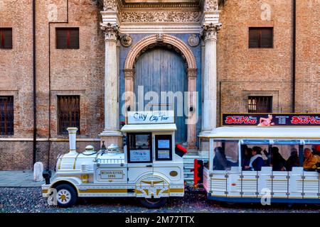 Train touristique en face du Palazzo Prosperi-Sacrati, Ferrara, Italie Banque D'Images