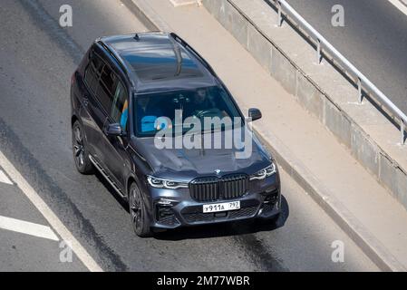 Moscou, Russie - 27 septembre 2022: Bleu foncé voiture allemande SUV BMW X7 (G07) tours sur la route Banque D'Images