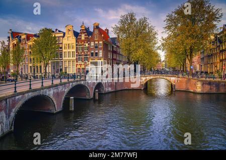 Un des plus beaux et visité vieux pont sur les canaux d'eau à Amsterdam, pays-Bas, Europe Banque D'Images