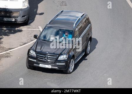 Moscou, Russie - 27 septembre 2022 : SUV allemand noir Mercedes-Benz classe GL X164 manèges sur la route (GLS) Banque D'Images