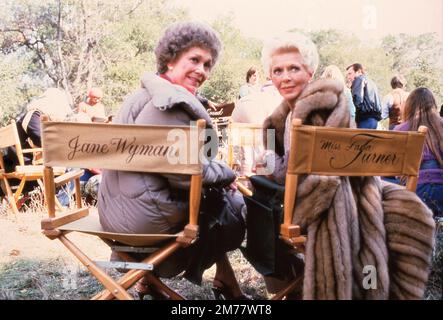 LANA TURNER et JANE WYMAN sur le terrain de tournage Candid au début du tournage de l'épisode 1st de Lana Turner (sur 6) FAMILY REUNION dans la série télévisée FLON CREST créé par EARL HAMNER Jr. A diffusé sur les compagnies de production 6 mai 1982 Amanda & MF / Lorimar Productions publicité pour CBS (Système de radiodiffusion de Columbia) Banque D'Images