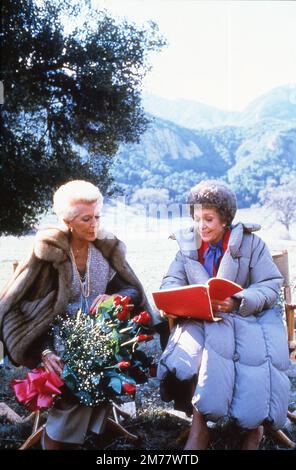 LANA TURNER et JANE WYMAN sur le terrain de tournage Candid au début du tournage de l'épisode 1st de Lana Turner (sur 6) FAMILY REUNION dans la série télévisée FLON CREST créé par EARL HAMNER Jr. A diffusé sur les compagnies de production 6 mai 1982 Amanda & MF / Lorimar Productions publicité pour CBS (Système de radiodiffusion de Columbia) Banque D'Images