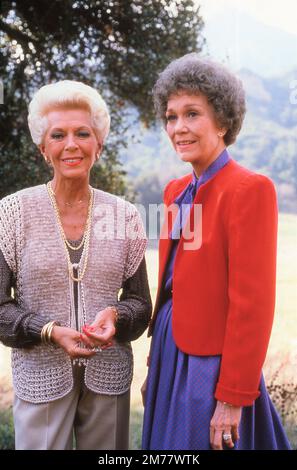 LANA TURNER et JANE WYMAN sur le terrain de tournage Candid au début du tournage de l'épisode 1st de Lana Turner (sur 6) FAMILY REUNION dans la série télévisée FLON CREST créé par EARL HAMNER Jr. A diffusé sur les compagnies de production 6 mai 1982 Amanda & MF / Lorimar Productions publicité pour CBS (Système de radiodiffusion de Columbia) Banque D'Images