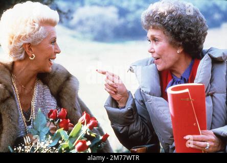 LANA TURNER et JANE WYMAN sur le terrain de tournage Candid au début du tournage de l'épisode 1st de Lana Turner (sur 6) FAMILY REUNION dans la série télévisée FLON CREST créé par EARL HAMNER Jr. A diffusé sur les compagnies de production 6 mai 1982 Amanda & MF / Lorimar Productions publicité pour CBS (Système de radiodiffusion de Columbia) Banque D'Images