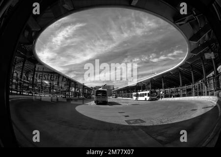 Vue en noir et blanc de l'échangeur de bus de Chester, Chester, Angleterre. Banque D'Images