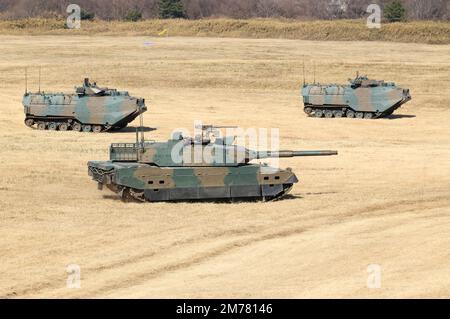 Narashino, Japon. 8th janvier 2023. Le char japonais (C) et les véhicules militaires amphibies participent à un exercice aérien annuel du nouvel an au terrain d'entraînement de Narashino à Narashino, banlieue de Tokyo, dimanche, 8 janvier 2023. Quelque 1 000 soldats japonais et 100 militaires américains, britanniques et australiens ont participé à un exercice annuel. Credit: Yoshio Tsunoda/AFLO/Alay Live News Banque D'Images