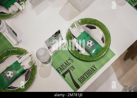 Table de fête sur le thème du football ou du football pour enfants avec couverts en plastique et bonbons. Décoration festive pour anniversaire, fête pour garçon. Vœux d'anniversaire. Banque D'Images