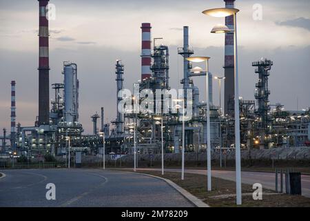 Grande raffinerie de pétrole près d'une rue de la ville à l'aube. Photo de 2011. Banque D'Images