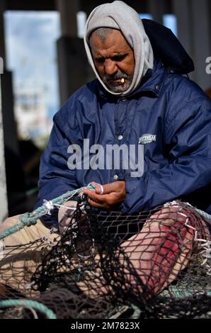 7 janvier 2023, Zarzis, gouvernorat de Médenine, Tunisie: Zarzis, Tunis. 07 janvier 2022. Un pêcheur prépare ses filets de pêche avant de descendre du port de Zarzis, dans le sud-est de la Tunisie. Le port intérieur du port de Zarzis, une ville côtière tunisienne proche de la frontière libyenne, est utilisé par les bateaux de pêche (Credit image: © Hasan mrad/IMAGESLIVE via ZUMA Press Wire) Banque D'Images