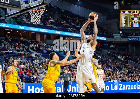 Madrid, Madrid, Espagne. 8th janvier 2023. Vincent Poirier (Real Madrid) en action pendant le match de basket-ball entre Real Madrid et Gran Canaria valable pour le match 15 de la ligue espagnole de basket-ball appelée 'Liga Endesa' joué au Centre Wizink de Madrid le dimanche 08 janvier 2023 (Credit image: © Alberto Gardin/ZUMA Press Wire) Banque D'Images