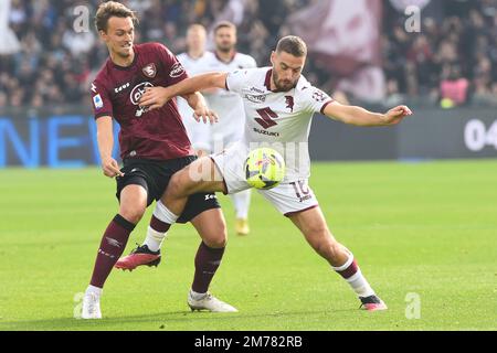 Salerno, Italie. 08th janvier 2023. Nikola Vlasic de Torino FC et Flavius Daniliuc de US Salernitana rivalise pour le ballon avec lors du match de football amical US Salernitana 1919 v FC Torino au stade Arechi crédit: Agence de photo indépendante/Alamy Live News Banque D'Images