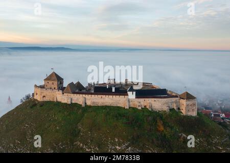 Vue aérienne sur le château de Sumeg avec un lever de soleil brumeux à l'arrière-plan. Banque D'Images