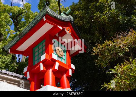 Une lanterne au tomioka Shrine de Tokyo Banque D'Images