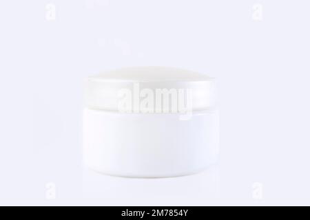 Pot blanc crème sur fond blanc. Design élégant du produit, maquette. Banque D'Images
