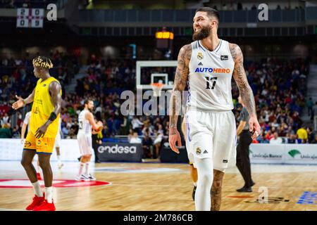 Madrid, Madrid, Espagne. 8th janvier 2023. Vincent Poirier (Real Madrid) à la fin du match de basket-ball entre Real Madrid et Gran Canaria valable pour le match 15 de la ligue espagnole de basket-ball appelée 'Liga Endesa' joué au Centre Wizink de Madrid le dimanche 08 janvier 2023 (Credit image: © Alberto Gardin/ZUMA Press Wire) Banque D'Images