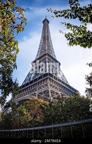 La célèbre Tour Eiffel s'élève au-dessus des bâtiments environnants à Paris, en France. Banque D'Images