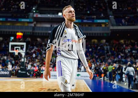 Madrid, Madrid, Espagne. 8th janvier 2023. Dzanan Musa (Real Madrid) à la fin du match de basket-ball entre Real Madrid et Gran Canaria valable pour le match 15 de la ligue espagnole de basket-ball appelée 'Liga Endesa' joué au Centre Wizink de Madrid le dimanche 08 janvier 2023 (Credit image: © Alberto Gardin/ZUMA Press Wire) Banque D'Images