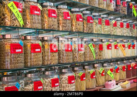 Des herbes médicinales et des aliments chinois sont placés sur les étagères d'un magasin de Chinatown, Vancouver, en Colombie-Britannique. Banque D'Images