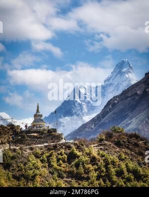 AMA Dablam vient en vue le long de la randonnée du camp de base de l'Everest dans le parc national de Sagarmatha, au Népal. Banque D'Images