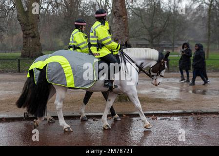 The Mall, Westminster, Londres, Royaume-Uni. 8th janvier 2023. De fortes pluies ont frappé les zones touristiques de Westminster avec quelques personnes dans les rues. La police métropolitaine patrouillent à cheval malgré les conditions météorologiques Banque D'Images