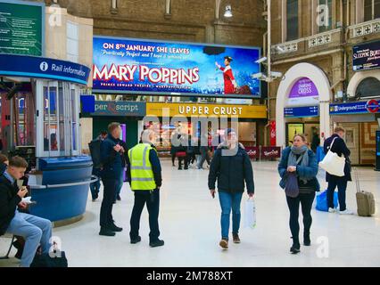 Une journée chargée à la gare de Charing Cross, Londres, Royaume-Uni, Europe le réveillon de Noël, 24th, décembre 2022 Banque D'Images