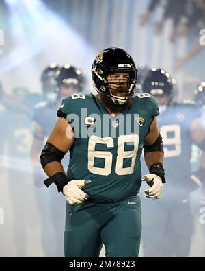 Jacksonville, États-Unis. 07th janvier 2023. Jaguars à l'extérieur du linebacker Brandon Scherff entre sur le terrain avant les Titans, Jaguars au TIAA Bank Field à Jacksonville, Floride, samedi, 7 janvier 2023. Les Jaguars ont battu les Titans 20-16 en les plaçant au premier rang de la NFL Southern Conference. Photo de Joe Marino/UPI. Crédit : UPI/Alay Live News Banque D'Images