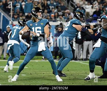 Jacksonville, États-Unis. 07th janvier 2023. Le quarterback Trevor Lawrence lance une passe au premier trimestre alors que les Titans affrontent les Jaguars au TIAA Bank Field de Jacksonville, en Floride, samedi, 7 janvier 2023. Les Jaguars ont battu les Titans 27-21. Photo de Joe Marino/UPI crédit: UPI/Alay Live News Banque D'Images