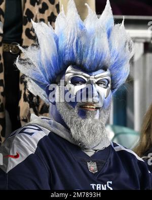 Jacksonville, États-Unis. 07th janvier 2023. Un fan applaudit pour les Titans alors qu'ils affrontent les Jaguars pour le dernier match de la saison 2022/23 de la NFL au TIAA Bank Field de Jacksonville, Floride, samedi, 7 janvier 2023. Les Jaguars ont battu les Titans 20-16 en les plaçant au premier rang de la NFL Southern Conference. Photo de Joe Marino/UPI. Crédit : UPI/Alay Live News Banque D'Images