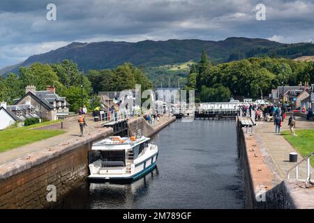 Bateau de loisirs traversant des écluses sur le canal Caledonian à fort Augustus en direction du Loch Ness. Banque D'Images