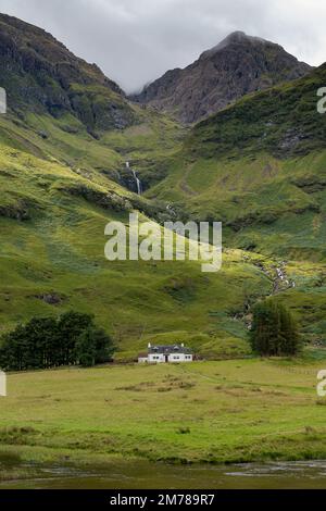 Petite maison blanche au pied des trois Sœurs à Glencoe, Highlands, Écosse, Royaume-Uni. Banque D'Images