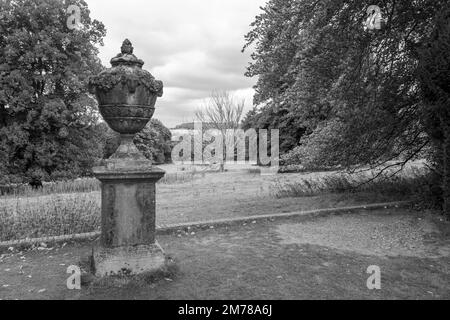 décoration du xviiie siècle sur une plinthe avec campagne en arrière-plan en noir et blanc Banque D'Images