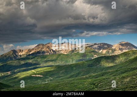 Massif du Mont Timpanogos, vue depuis la piste de jeep Cummings Parkway, début de la matinée d'été, parc national de Wasatch Mountain, Wasatch Range, Utah, États-Unis Banque D'Images