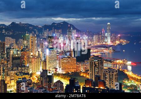 Hong Kong skyline Vue de nuit avec des réflexions à Victoria Harbour Banque D'Images