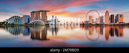 Vue panoramique sur Singapour au lever du soleil, Marina Bay Banque D'Images