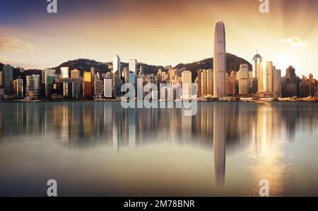 Hong Kong au lever du soleil avec la réflexion, financières downtow avec gratte-ciel Banque D'Images