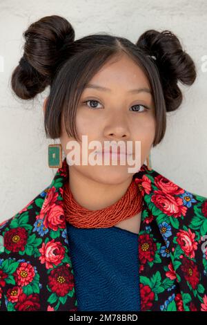 Visages du monde : jeune femme Hopi avec whorl de Squash Blossom traditionnel Banque D'Images