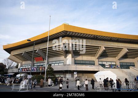 Tokyo, Japon. 6th janvier 2023. Le Nippon Budokan, également connu sous le nom de ''Japan Martial Arts Hall, '' est une célèbre arène intérieure située dans le quartier Chiyoda de Tokyo. Il a été construit en 1964 pour accueillir le concours de judo des Jeux Olympiques d'été. Il est devenu un lieu populaire pour divers événements, y compris des tournois d'arts martiaux, des concerts et d'autres spectacles culturels.le Nippon Budokan a un design architectural unique, avec une forme circulaire et un toit fortement incliné qui est censé ressembler à un château japonais traditionnel. Il peut accueillir jusqu'à 14 471 personnes, ce qui en fait un lieu de taille moyenne pour les Japonais Banque D'Images