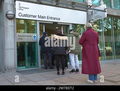 Foule de personnes en file d'attente à l'extérieur de l'entrée principale du HM Passport Office, 2 Marsham Street, Londres, royaume-uni Banque D'Images